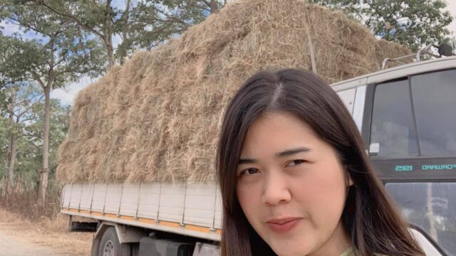 ส่งฟางอัดก้อน ให้ลูกค้าคอกม้า01